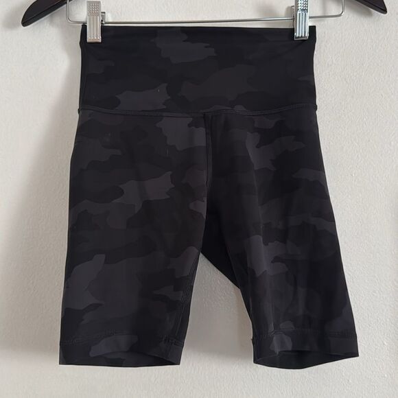 Lululemon heritage camo super high rise align short EUC - Picture 2 of 4